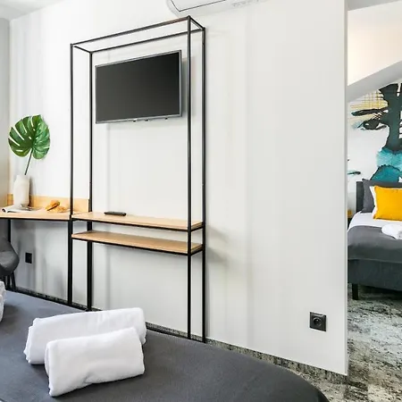 Camera Apartments *